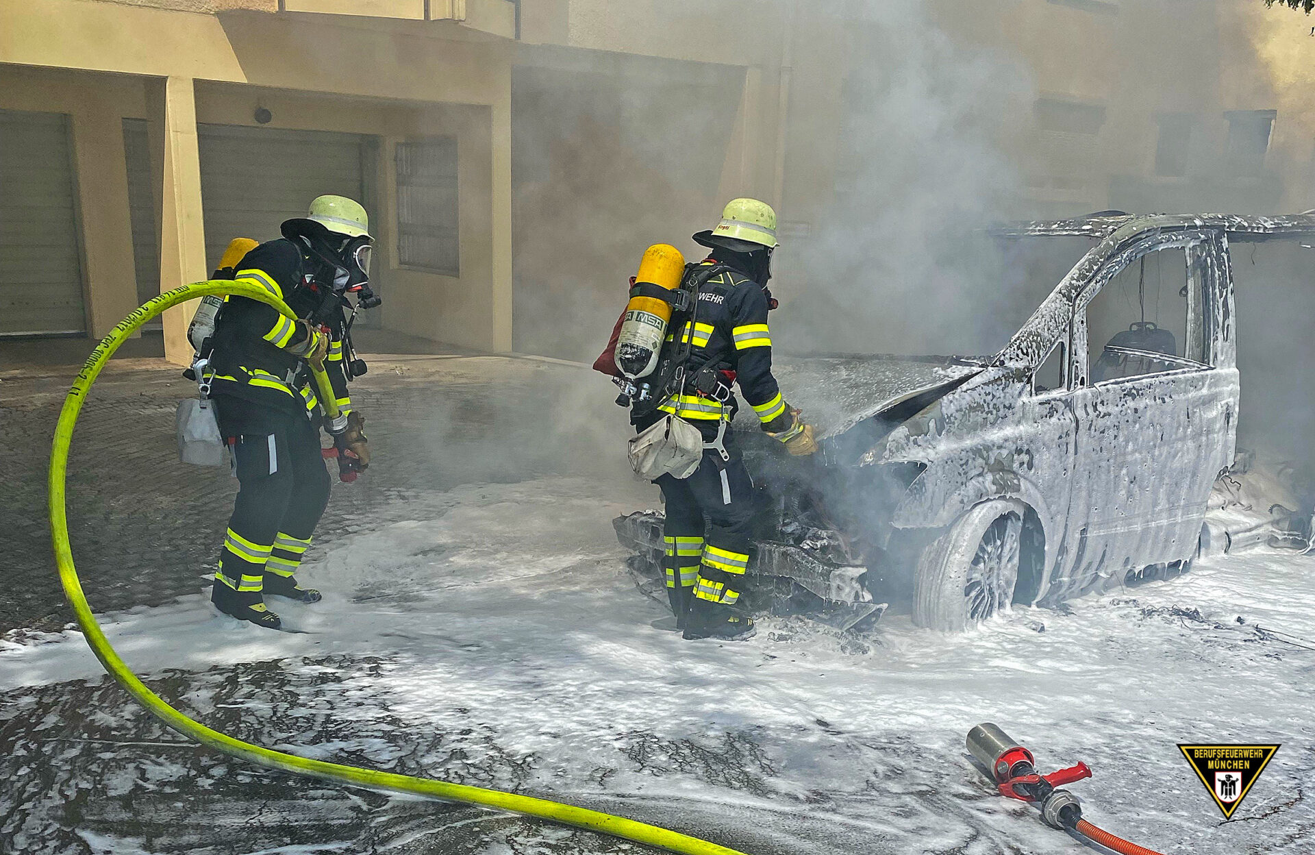 Obergiesing: Kleinbus in Brand - Rauchschwaden leiten die Einsatzkräfte